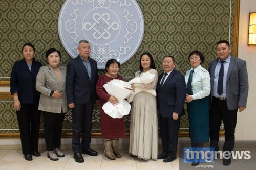 В ЗАГСе города Кызыла чествовали первых молодоженов и первого родившегося в новом году ребенка