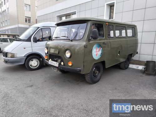 Коллектив Ресбольницы №1 передал для нужд наших бойцов два автомобиля