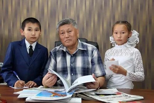 Глава Тувы Владислав Ховалыг поздравил заслуженного журналиста России Александра Шоюна с 70-летием