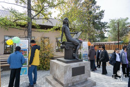 В Детской школе искусств им. Н. Рушевой отметили трёхлетие со дня установки памятника знаменитой художнице
