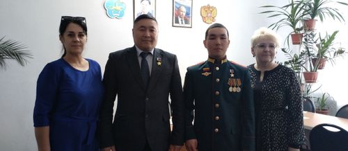 Герои России Буян Куулар и Найыр Кыргыс встретились с учениками кызылской школы №3