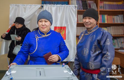 Жители Тувы голосуют в национальной одежде