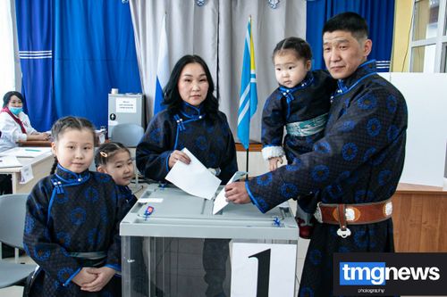 «Всей семьей на выборы»: жители Тувы приходят на участки с родными