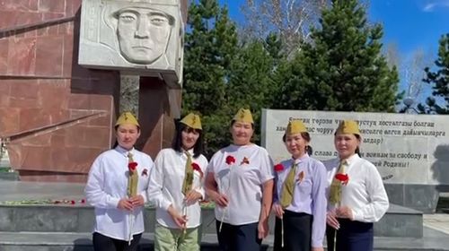 Сотрудники Росреестра Тувы возложили цветы к памятнику воинам, павшим во время Великой Отечественной войны