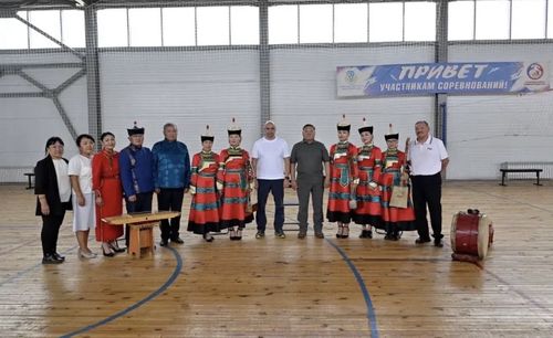 Глава Тувы вместе с руководителем группы «Ареал» посетили новый спортзал в Эрзине