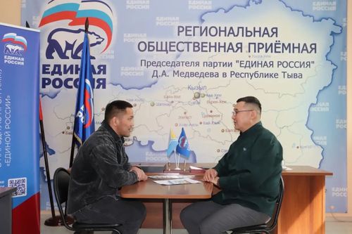 В приемной «Единой России» прошла встреча депутата Аяса Монге с ветераном СВО Чингисом Сарыгларом