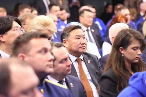 Тываның Баштыңы «Чаңгыс демниг Россия» партияның чиңгине чөвүлелиниң хуралынга киришкен