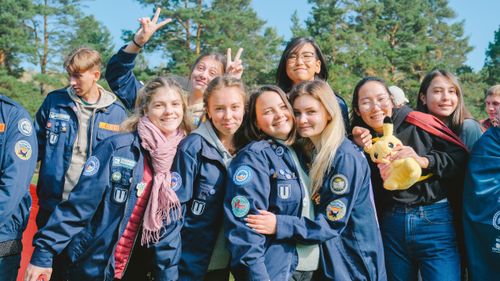 Сегодня молодые люди по всей стране отмечают праздник труда — День российских студенческих отрядов