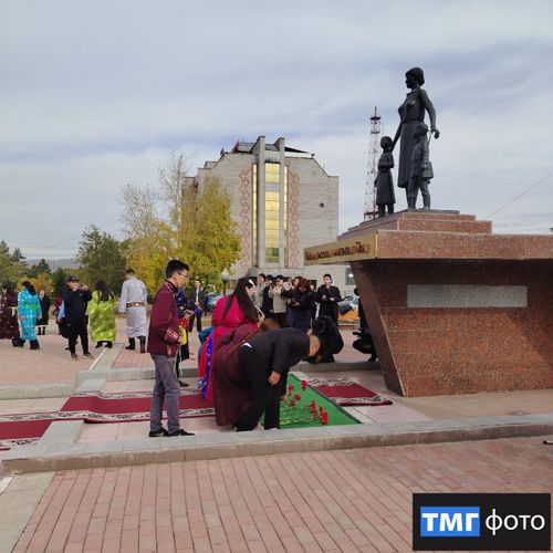 В Кызыле в День учителя почтили память первых русских учителей и посвятили молодых педагогов в профессию