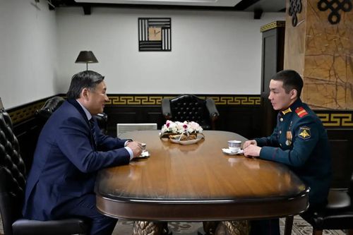 Владислав Ховалыг встретился с Героем России Найыром Кыргысом