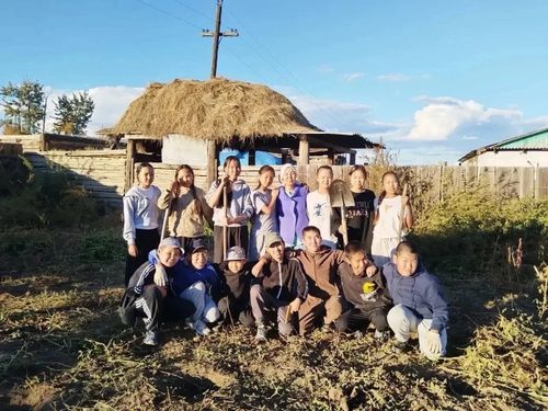 Тимуровская помощь ко Дню пожилых: школьники дарят внимание учителям‑ветеранам