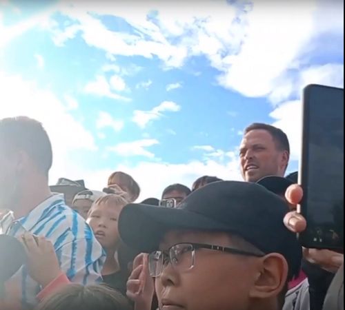 Блогер Алексей Столяров провёл встречу в Кызыле, но из-за отсутствия организации всё превратилось в беспорядок