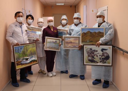 Картины тувинских художников украсили стены Ресонкодиспансера