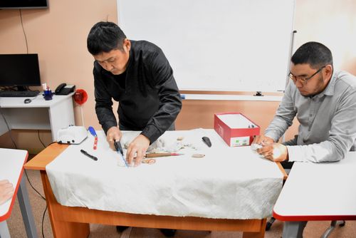 Для несовершеннолетних, находящихся в СИЗО Тувы, провели мастер-класс по камнерезному искусству