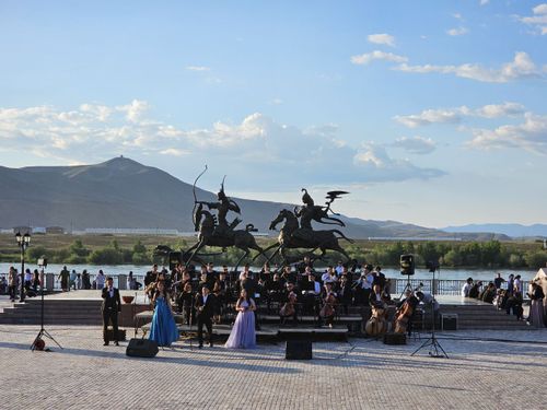 В Кызыле прошел концерт, посвященный закрытию 55-летнего юбилейного концертного сезона Тувгосфилармонии