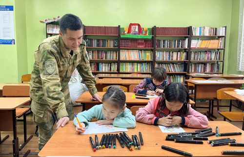 Росгвардейцы Тувы и воспитанницы Центра соцпомощи написали «Фронтовые открытки»