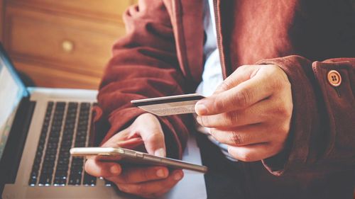 Новая схема: Мошенники стали красть деньги под видом предвыборных опросов