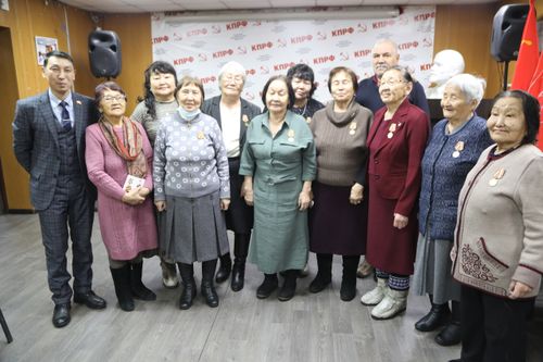 В Туве вручили медали "Дети войны" к 100-летию образования СССР