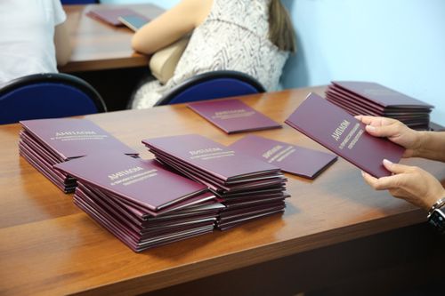 Более 200 выпускников получили дипломы ТувГУ и НГТУ