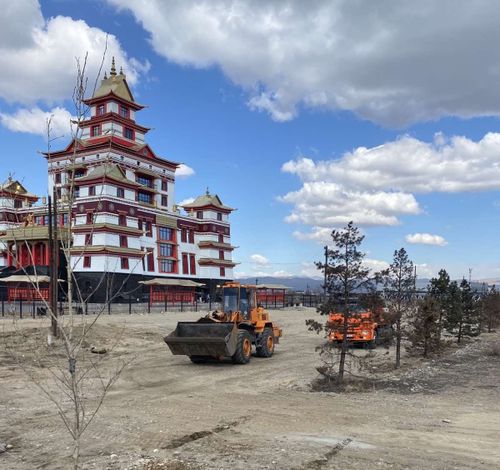 Коллектив Министерства ЖКХ наводит порядок вокруг нового монастыря