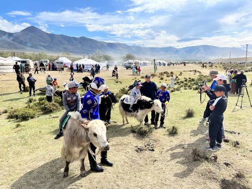 Глава Тувы Владислав Ховалыг поздравил участников фестиваля яководов, проходящего в эти дни в Монгун-Тайгинском районе