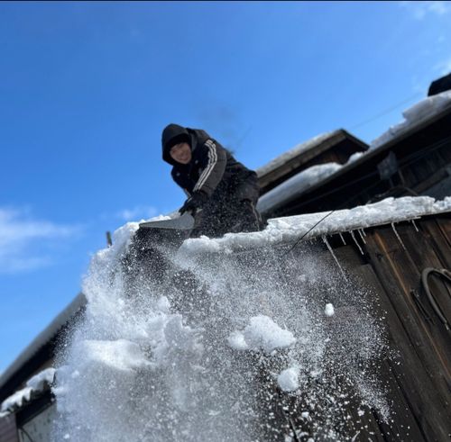 «Добрые Сердца Тувы» помогли матери мобилизованного убрать снег с крыши дома
