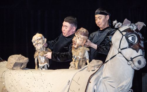 Бурятский театр кукол «Ульгэр» выступил со спектаклем «Поющая стрела» перед зрителями Тувы