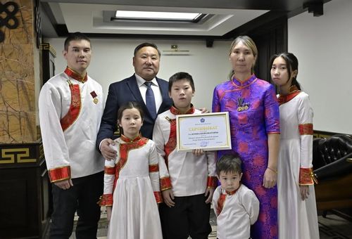 В Минтруде Тувы разъяснили порядок присвоения званий «Мать-героиня» и «Мать-героиня Республики Тыва»