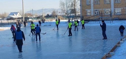 Жители Ак-Довурака провели турниры по пешему хоккею и волейболу памяти погибшего в зоне СВО земляка