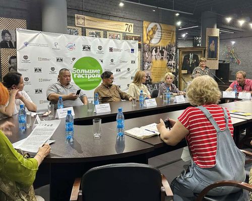 В Национальном театре Тувы прошла пресс-конференция с артистами московского театра «Школа современной пьесы»