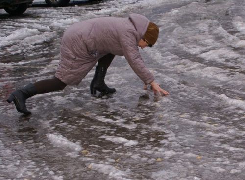 Медики рассказали как избежать травм во время гололеда