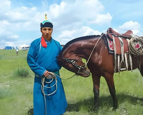 В Пий-Хеме прошли соревнования по конным скачкам в честь светлой памяти участника спецоперации