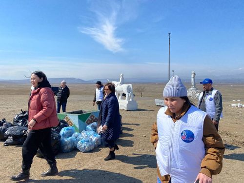 Волонтеры культуры убрали территорию вокруг исторических памятников