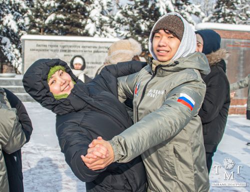 Акцию «Случайный вальс» провели на площади Победы в Кызыле