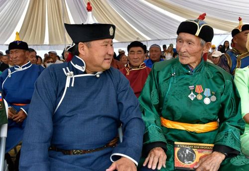 Глава Тувы Владислав Ховалыг поздравил ветеранов с Международным днем пожилых людей: