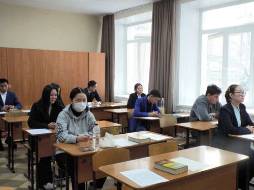 Сегодня одиннадцатиклассники Тувы пишут итоговое сочинение (изложение) в резервный день