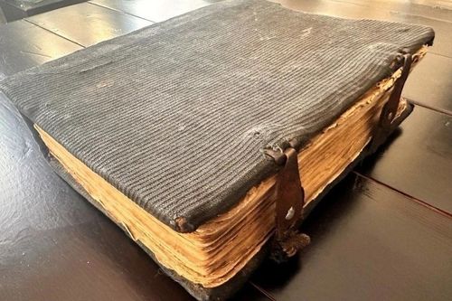 Жительница Тувы передала в Минусинский музей древний старославянский псалтырь