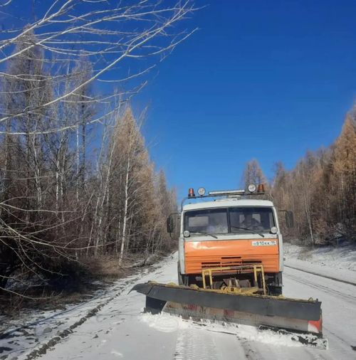 В Туве очищают дороги от наледи и обрабатывают опасные участки