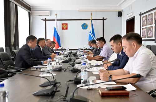 Глава Тувы предложил политическим партиям объединить усилия перед выборами и буддийским форумом