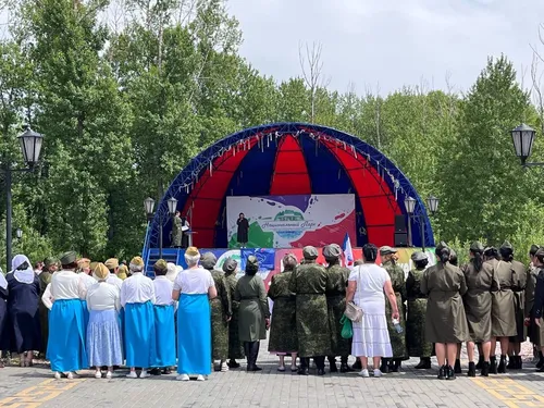 В Туве прошел женский бал, посвященный 80-летию Великой Победы