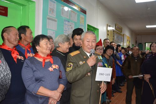 Чөөн-Хемчиктиң 90 харлаан Хайыракан школазынга Тыва чазак автобус белекке берген