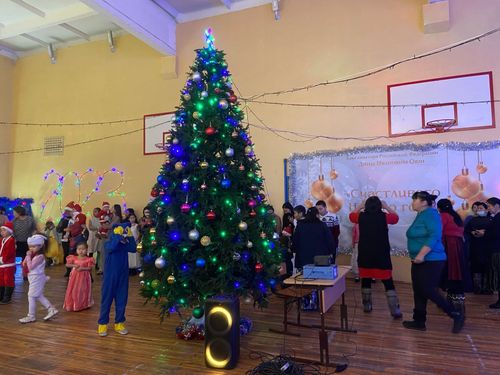 В Барун-Хемчике зажгли первую новогоднюю елку