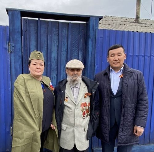 Аяс Монге поздравил ветерана Великой Отечественной войны Анатолия Крутикова