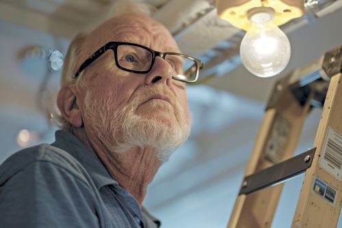 «СЧАСТЛИВ НА ПЕНСИИ БЛАГОДАРЯ СЛУХОВЫМ АППАРАТАМ»