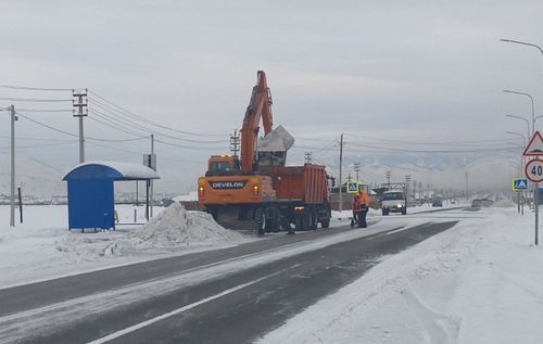 В Туве продолжается превентивная обработка дорог