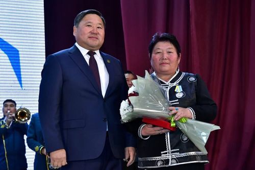 Владислав Ховалыг: Ада-өгбелеривистиң биске хумагалыы-биле дамчыдып берген өнчүзүнге кам чок хамаарылгалыг болур эрге бисте бар бе?