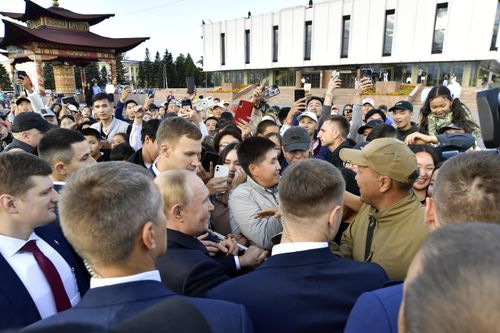 Визит президента: Владимир Путин встретился с жителями Тувы