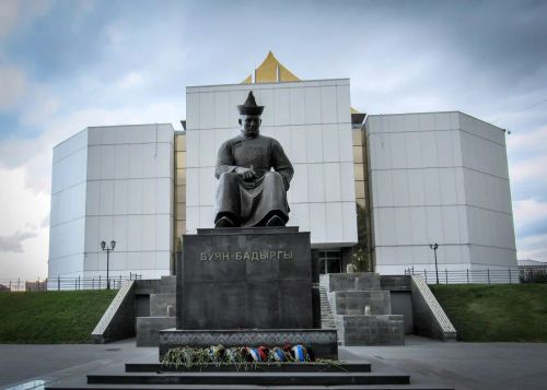 Как появился памятник Буяну-Бадыргы?