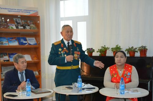 Тываның эрес-дидим дайынчыларының дугайында бижип турар чогаалчылар-биле ужуражылга