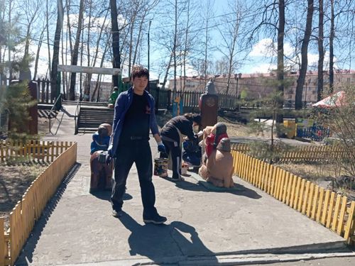 Студенты Кызылского колледжа искусств обновили детскую площадку в Национальном парке
